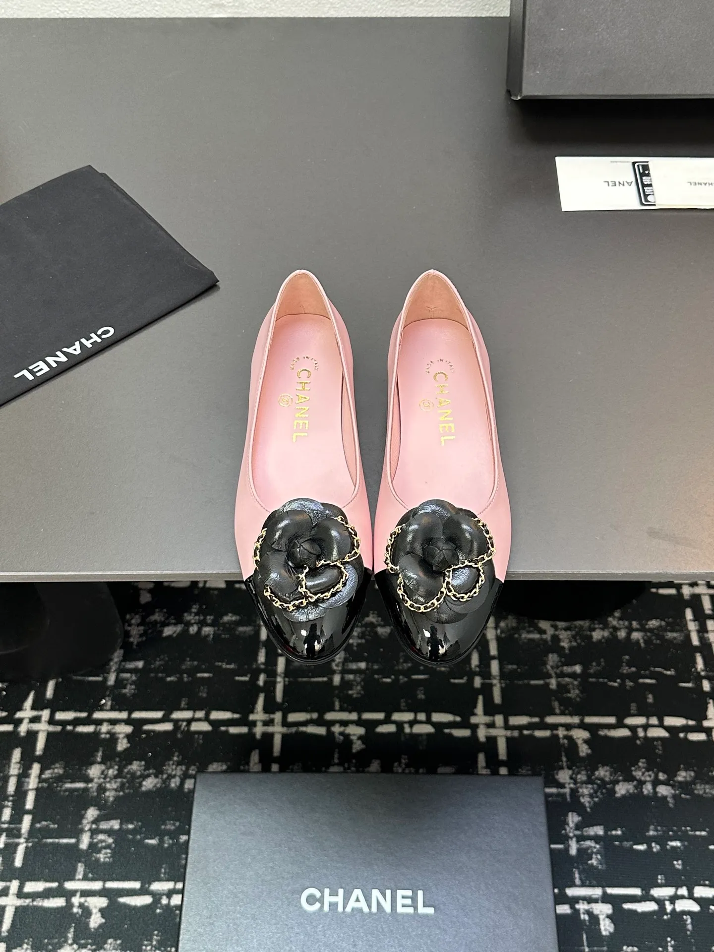 👟👟Ex-factory price 600👟👟 CHANEL｜Chanel Chanel 25C early spring new product Camellia series flat shoes This season’s Camellia series is really beautiful😍 Grandma Xiang’s family has always had the elegant and ladylike temperament, full of high-end sense! It’s very nice on the feet~ Whether worn barefoot or paired with skirts or trousers, it’s very versatile! Incomparably beautiful! Extraordinarily fairy 🧚 Overwhelmingly girly‼ ️ The upper is made of imported lambskin, the lining is made of mixed sheepskin, and the Italian A-grade leather outsole Size: 35-39 (40/41 customized)